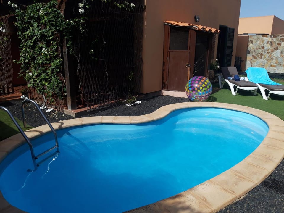 Swimming pool, sunbed