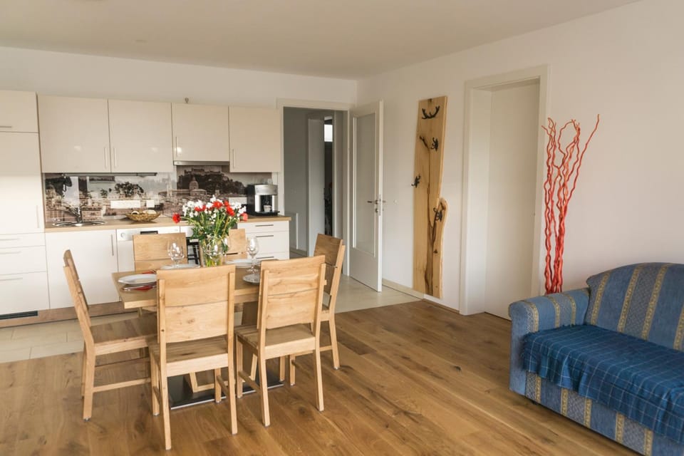 Living room, Photo of the whole room, Decorative detail, Seating area, Dining area