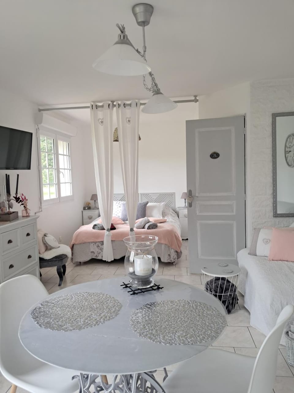 Bed, TV and multimedia, Photo of the whole room