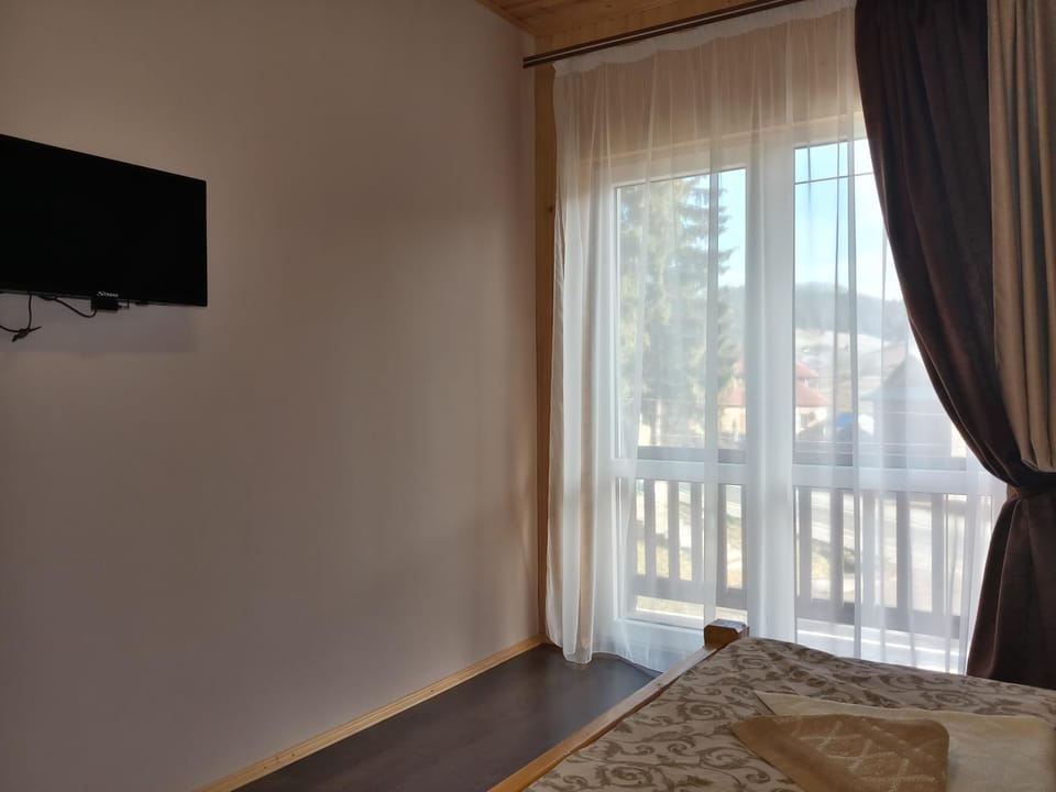 Communal lounge/ TV room, Bed, TV and multimedia, Bedroom, Street view