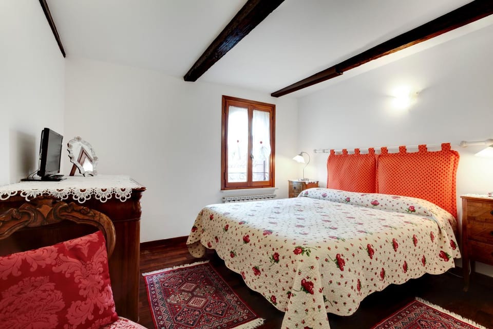 Bed, TV and multimedia, Bedroom