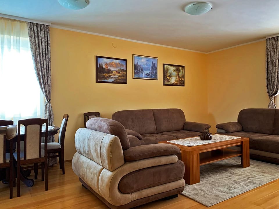 Summer, Living room, Photo of the whole room, Decorative detail, Decorative detail, Seating area, Dining area