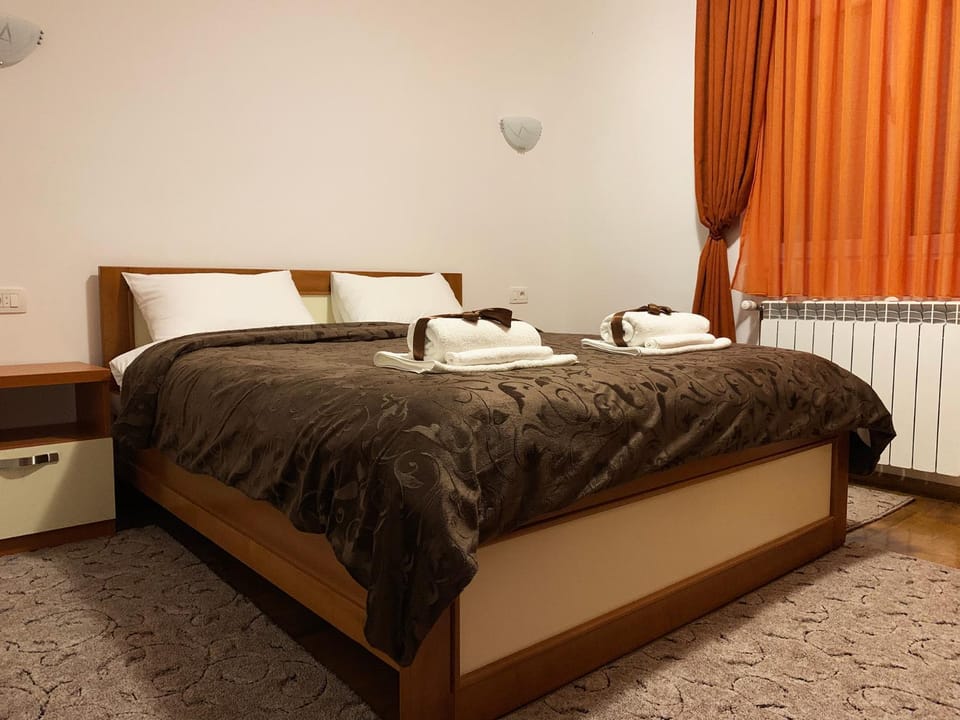 Bed, Photo of the whole room, Decorative detail, Bedroom