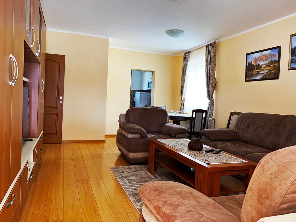 Spring, Summer, TV and multimedia, Living room, Photo of the whole room, Decorative detail, Decorative detail, Seating area, Dining area, Autumn