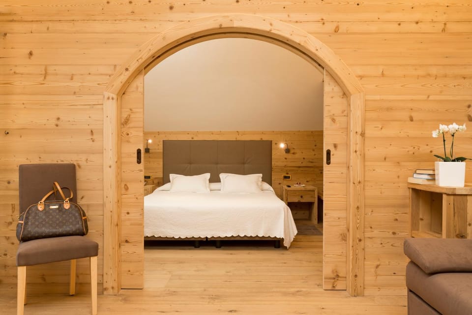 Bed, Photo of the whole room, Decorative detail
