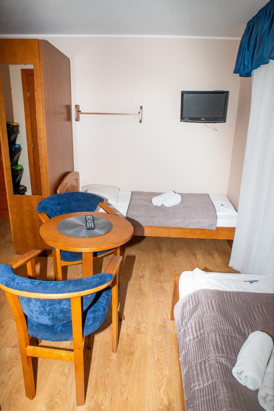 Bed, TV and multimedia, Photo of the whole room, Bedroom, towels