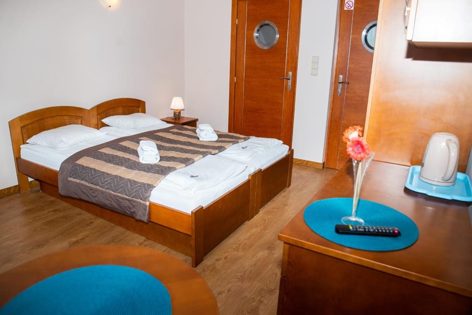 Photo of the whole room, Bedroom, towels