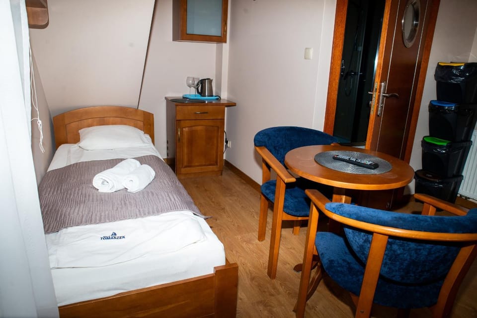Bed, Photo of the whole room, towels