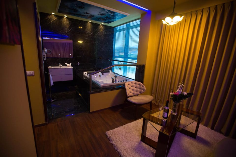 Bed, Hot Tub, Living room, Photo of the whole room, Seating area, Bedroom, towels