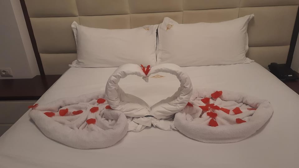 Bed, Photo of the whole room, Bedroom, towels