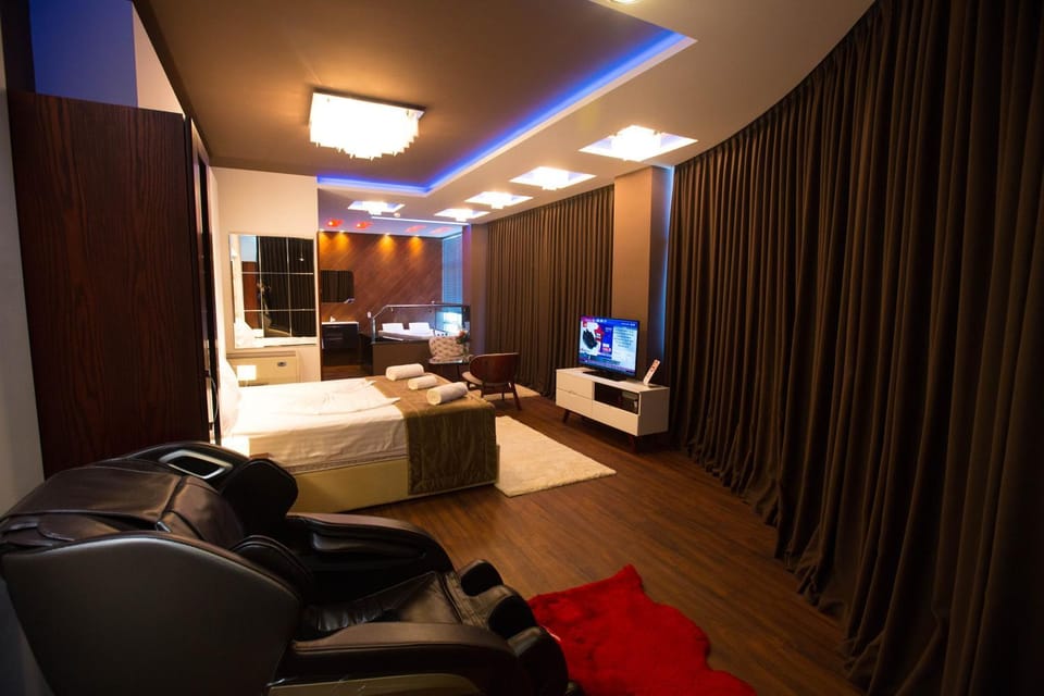 Communal lounge/ TV room, Bed, TV and multimedia, Living room, Photo of the whole room, Seating area, Dining area, Evening entertainment, Bedroom, hair dresser