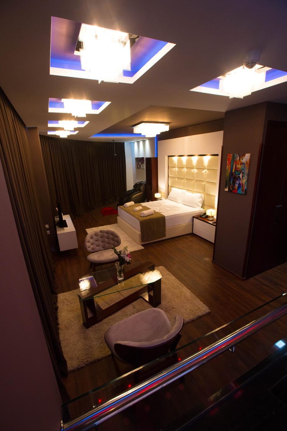 Bed, TV and multimedia, Living room, Photo of the whole room, Seating area, Bedroom