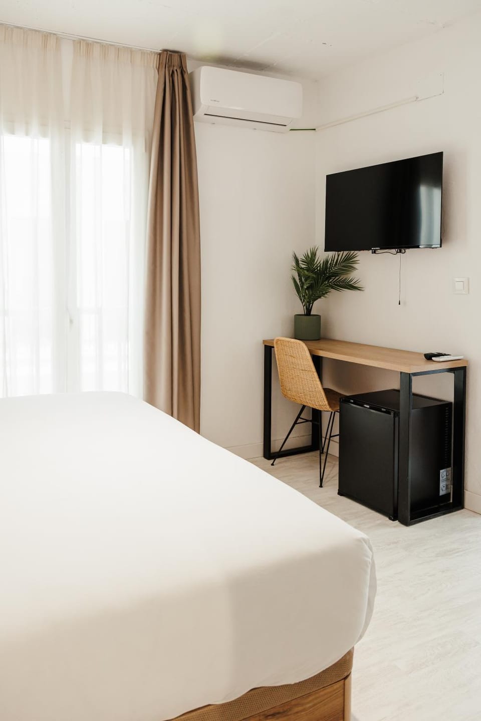Bed, TV and multimedia, Bedroom