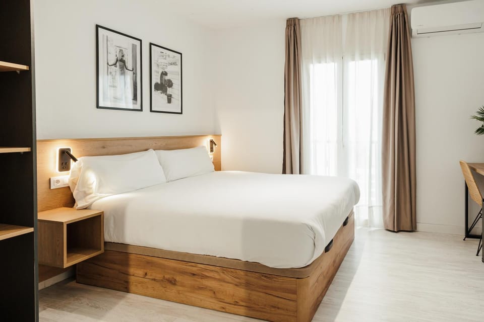 Bed, Photo of the whole room, Bedroom