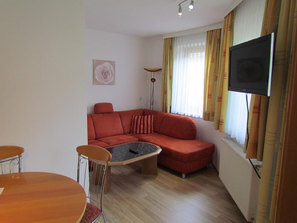 Photo of the whole room, Seating area, Garden view