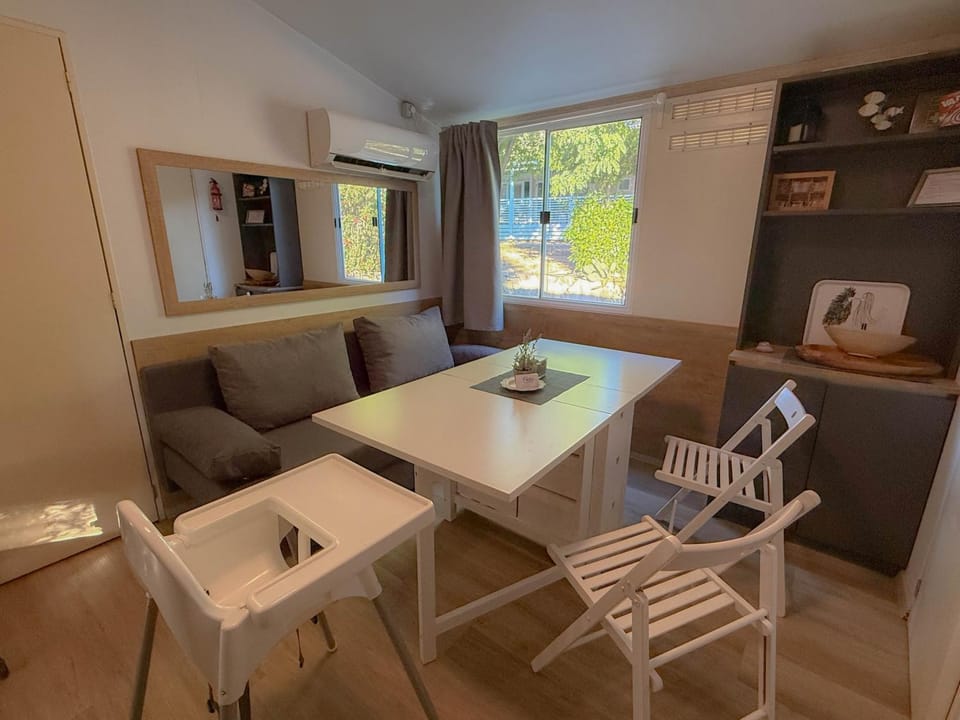 TV and multimedia, Kitchen or kitchenette, Living room, Seating area, Dining area, young children, Family, air conditioner