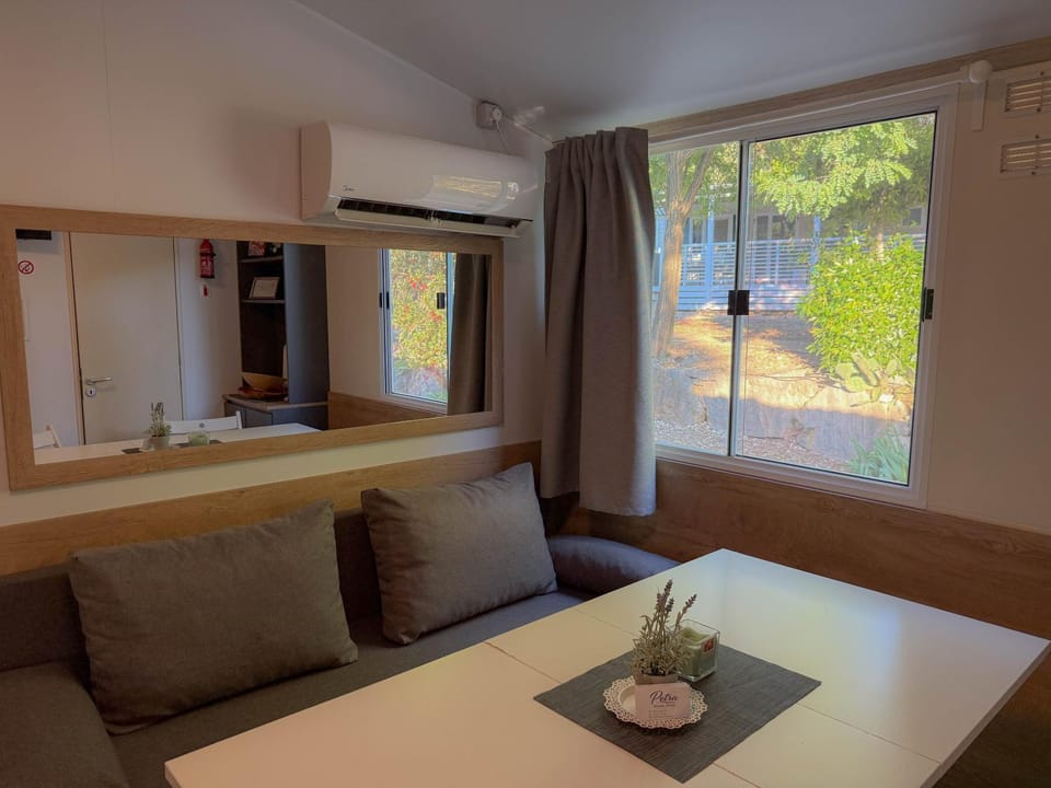Kitchen or kitchenette, Living room, Seating area, Dining area, air conditioner