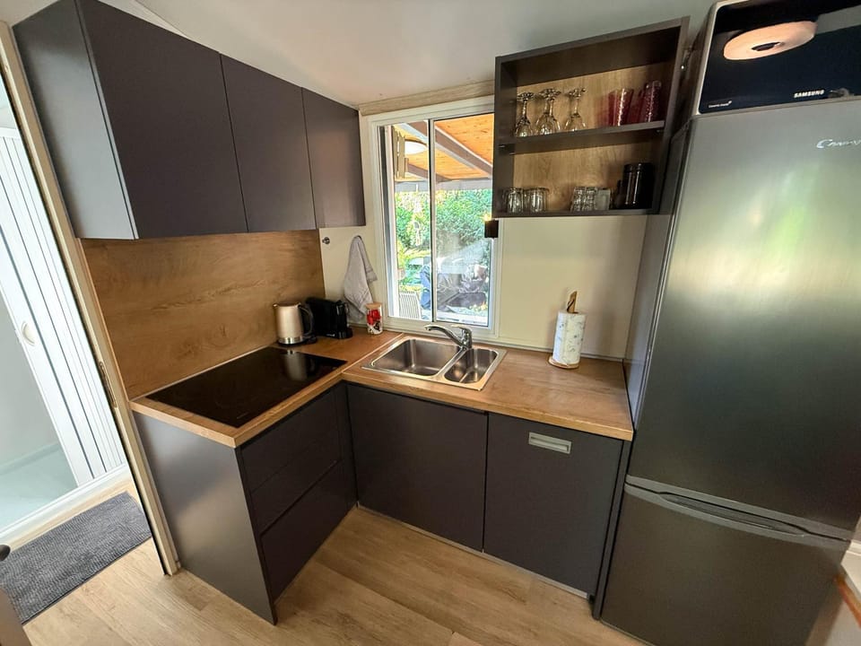 Coffee/tea facilities, Kitchen or kitchenette, dishwasher, stove