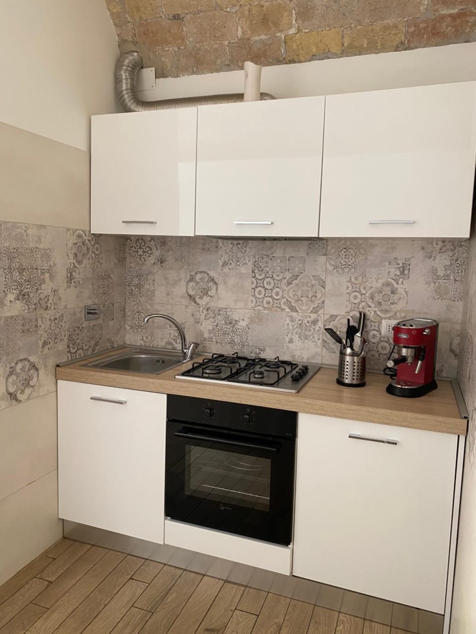 Coffee/tea facilities, Kitchen or kitchenette, stove