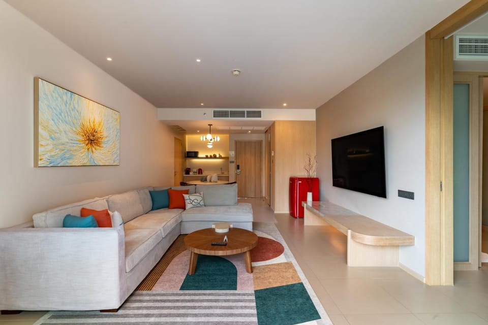 Bed, TV and multimedia, Seating area, Bedroom