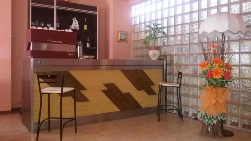Lounge or bar, Drinks, Alcoholic drinks, Non alcoholic drinks