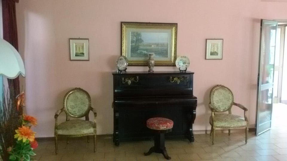 Communal lounge/ TV room, Lobby or reception, Evening entertainment, Entertainment