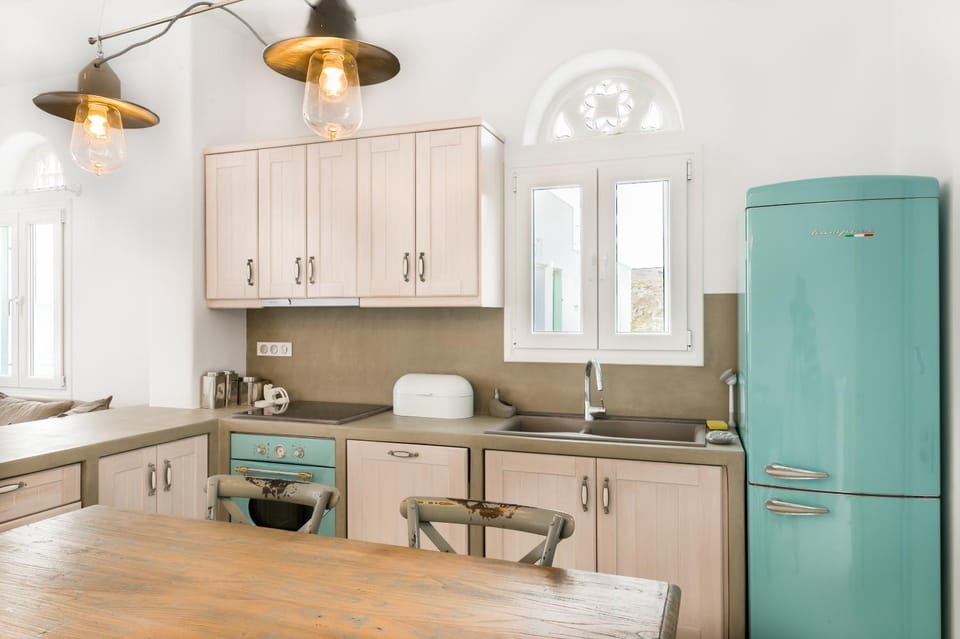 Kitchen or kitchenette, Dining area, minibar, stove
