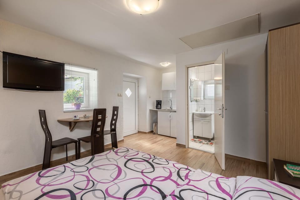 Bed, Kitchen or kitchenette, Photo of the whole room, Dining area, Bedroom