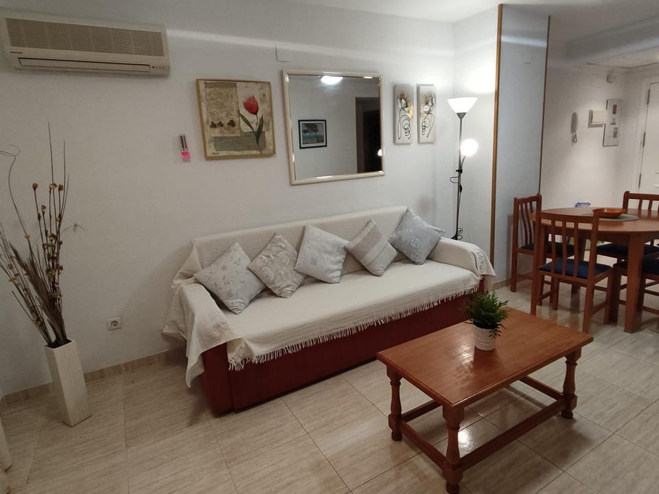 TV and multimedia, Living room, Lounge or bar, Seating area, Dining area, air conditioner