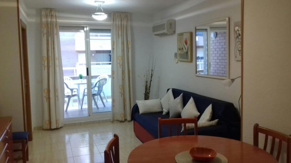 TV and multimedia, Living room, Seating area, Dining area, air conditioner