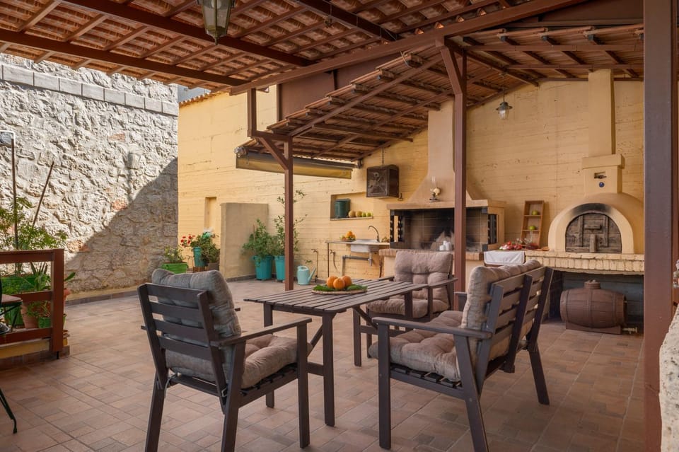 Patio, BBQ facilities