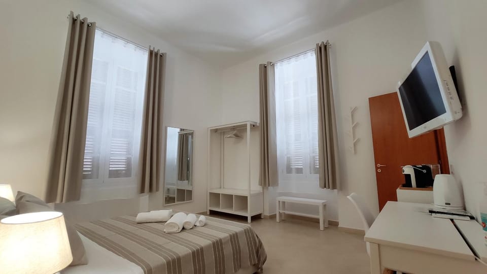 TV and multimedia, Photo of the whole room, Bedroom