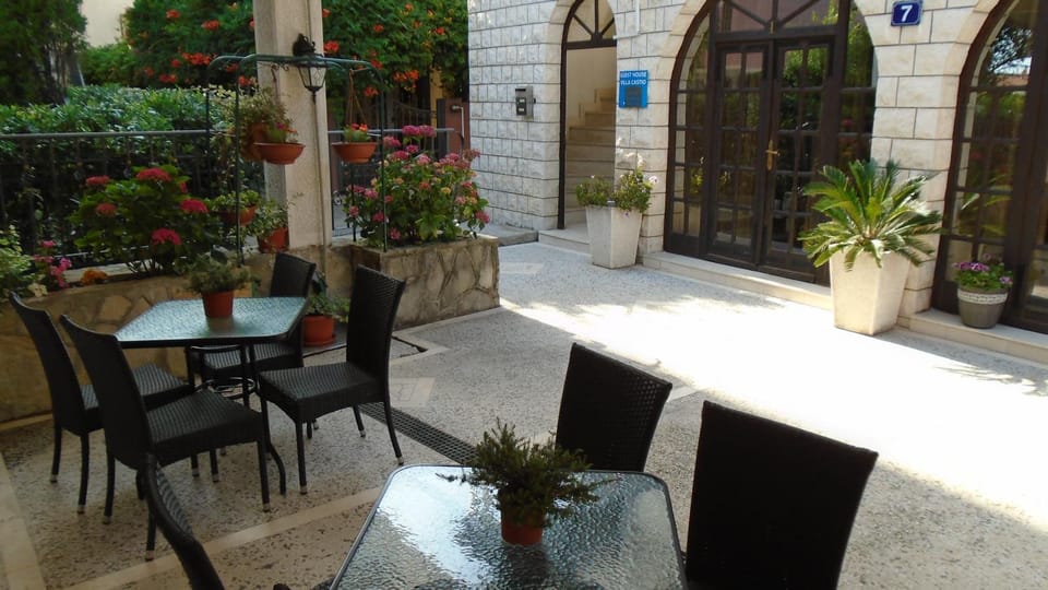 Patio, Facade/entrance