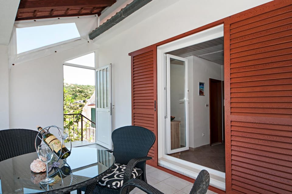 Facade/entrance, Balcony/Terrace, Seating area
