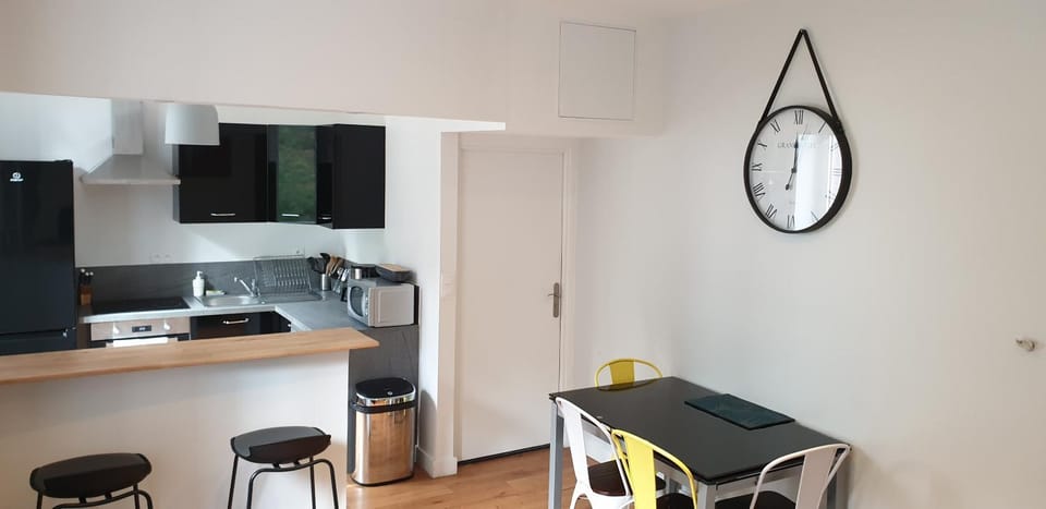 Kitchen or kitchenette, Dining area, oven, stove