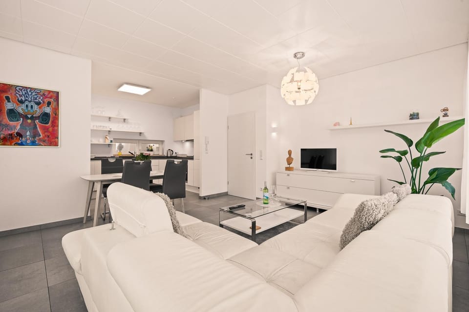 TV and multimedia, Kitchen or kitchenette, Living room, Seating area, Dining area, stove