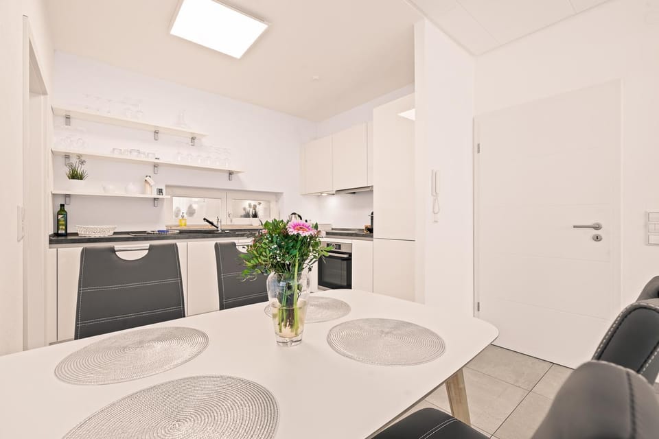 Kitchen or kitchenette, Seating area, Dining area, oven, stove