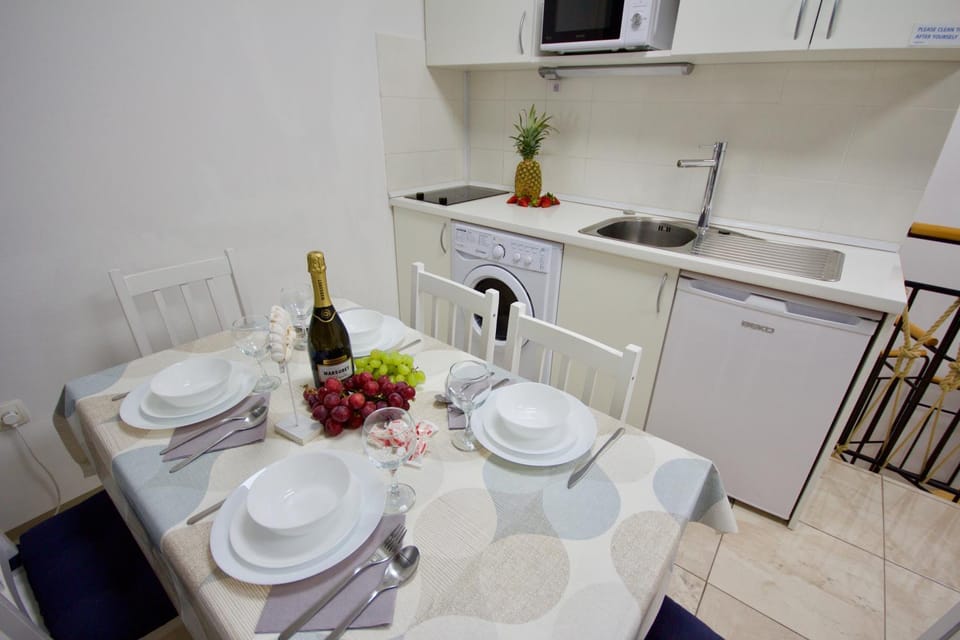 Kitchen or kitchenette, Dining area