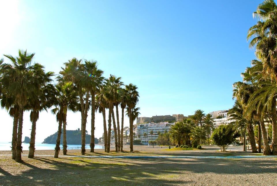 Restaurant/places to eat, Neighbourhood, Natural landscape, Beach
