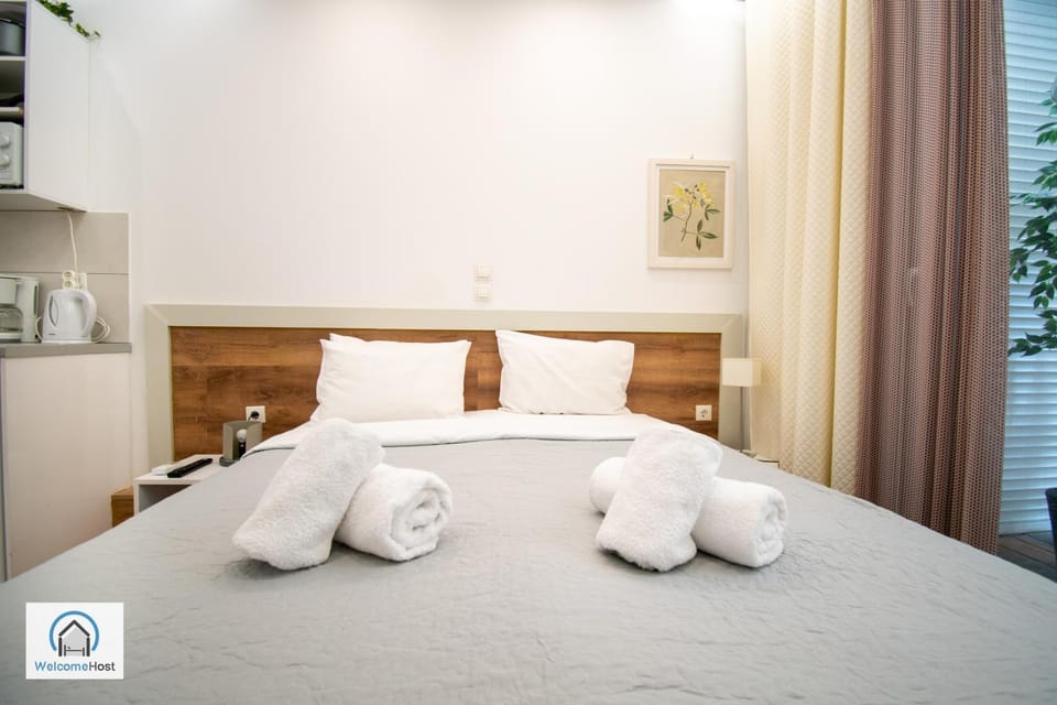 Bed, Bedroom, towels