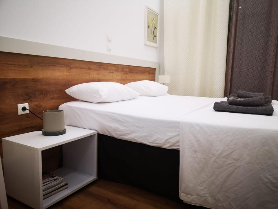 Bed, Bedroom, towels