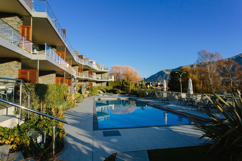 Staff, Facade/entrance, Bed, Garden, Swimming pool, Swimming pool
