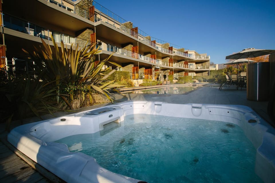 Staff, Facade/entrance, Bed, Spa and wellness centre/facilities, Swimming pool, Swimming pool