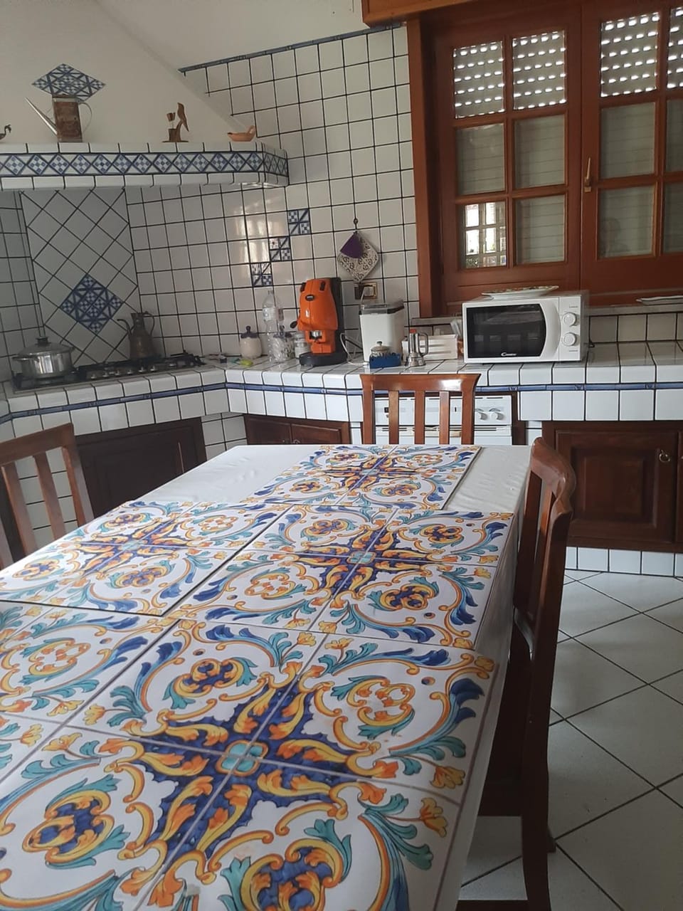 Coffee/tea facilities, Kitchen or kitchenette, stove