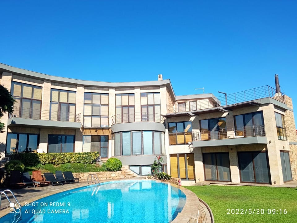 Property building, Garden, Swimming pool