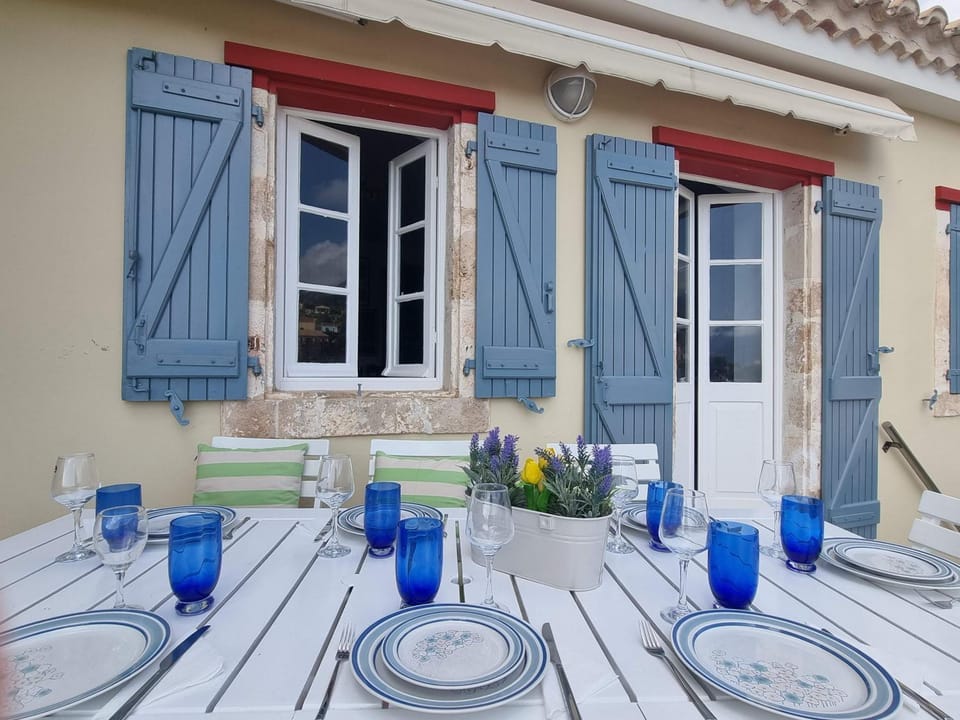 Property building, Day, Balcony/Terrace, Dining area