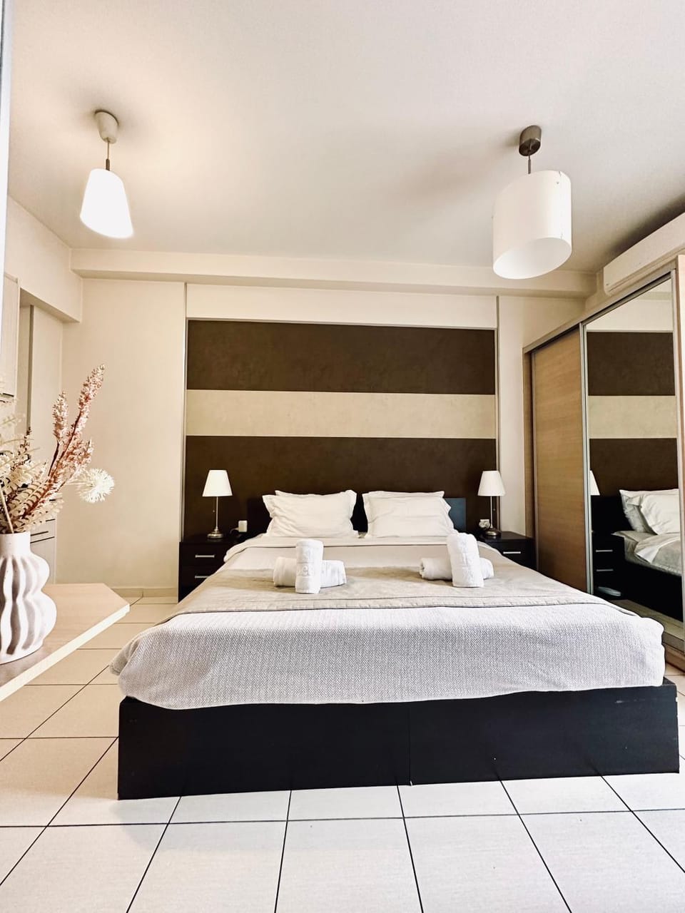 Bed, Photo of the whole room, towels