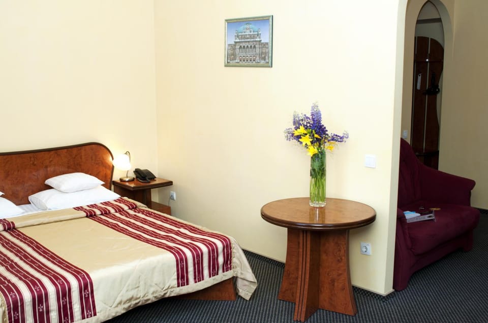 Bed, Photo of the whole room, Bedroom, Landmark view