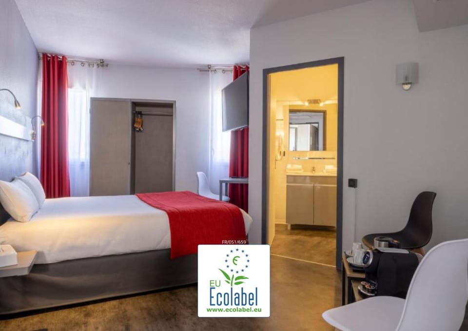 Bed, Photo of the whole room, Logo/Certificate/Sign