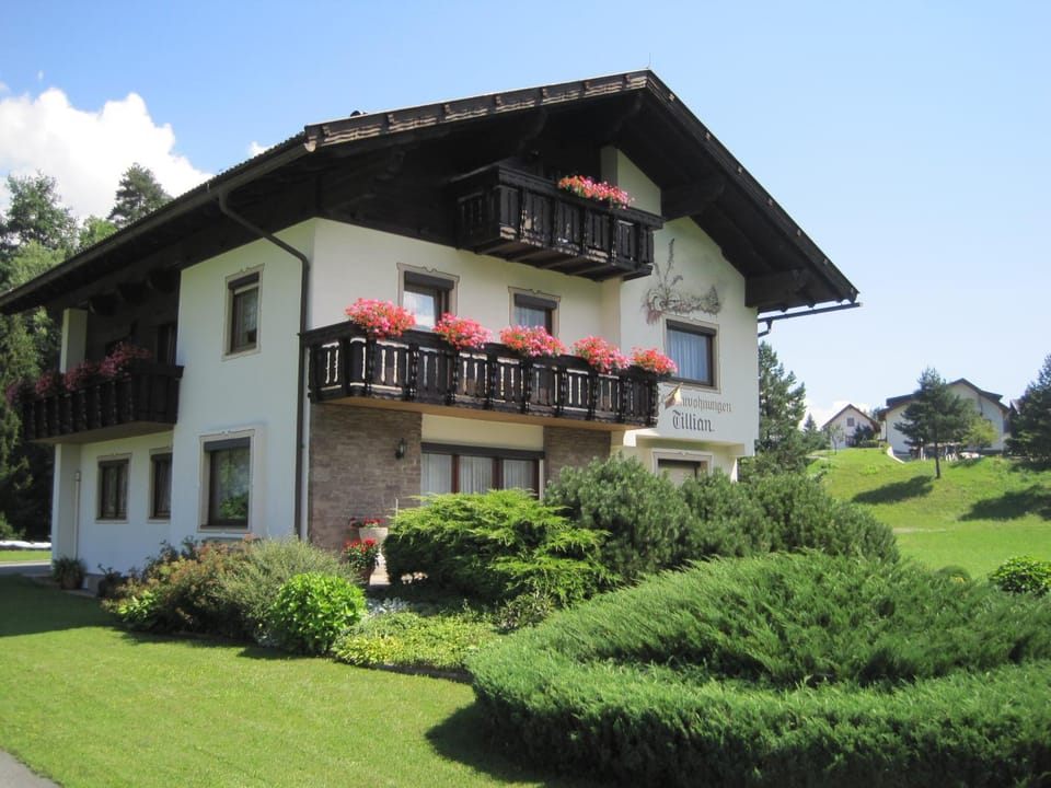 Property building, Facade/entrance, Garden, Balcony/Terrace